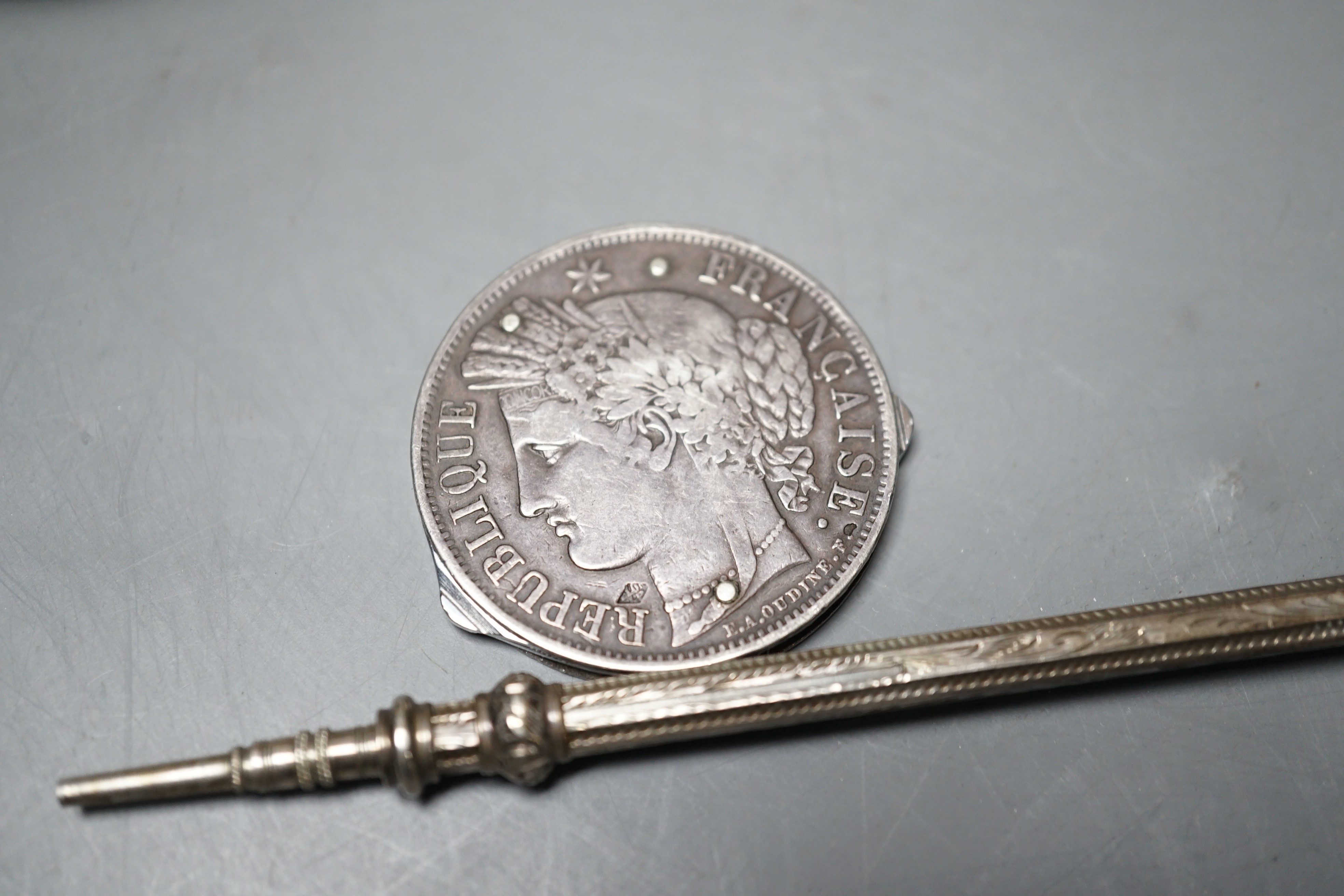 A selection of mixed ephemera, to include a cased pocket watch, propelling pencil, novelty coin and a plated quaich